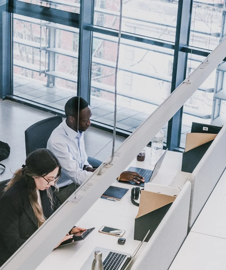 Sala de trabalho empresarial com mascaramento sonoro