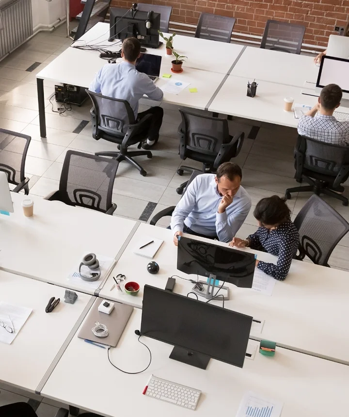 Sala de trabalho empresarial com soluções digitais