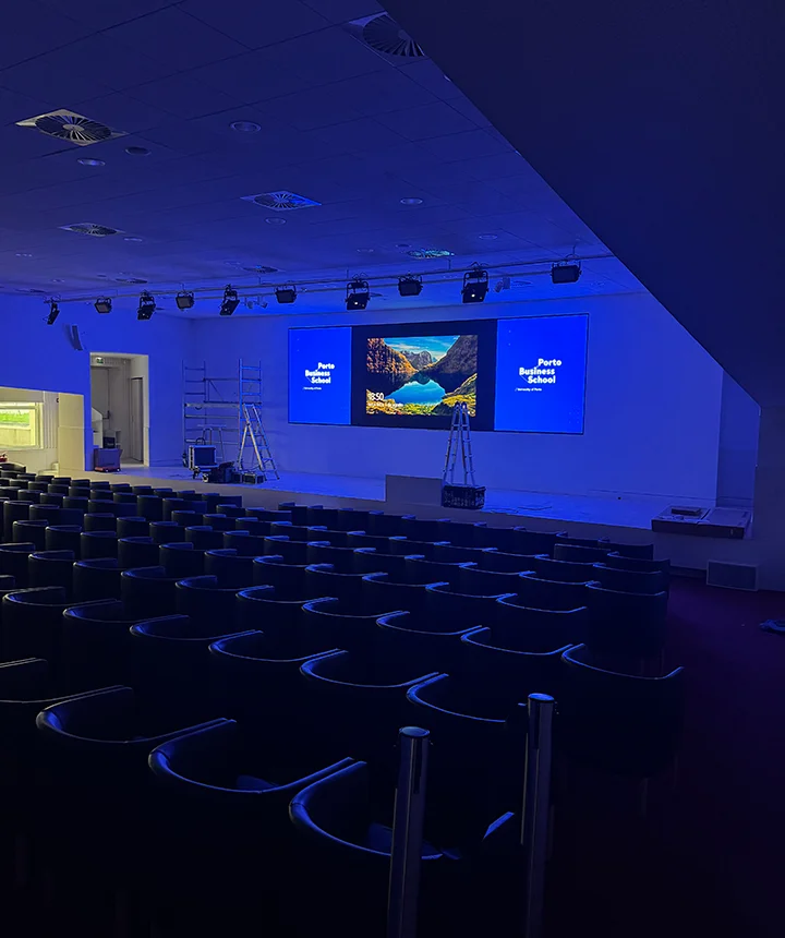 Auditório com soluções de áudio e imagem profissionais