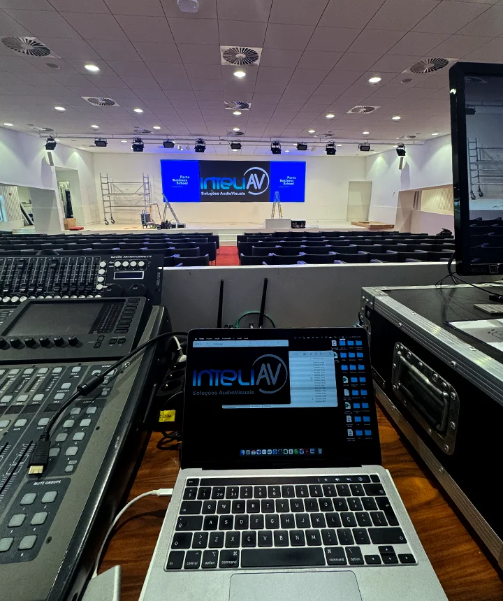 Auditório com soluções de áudio e imagem profissionais